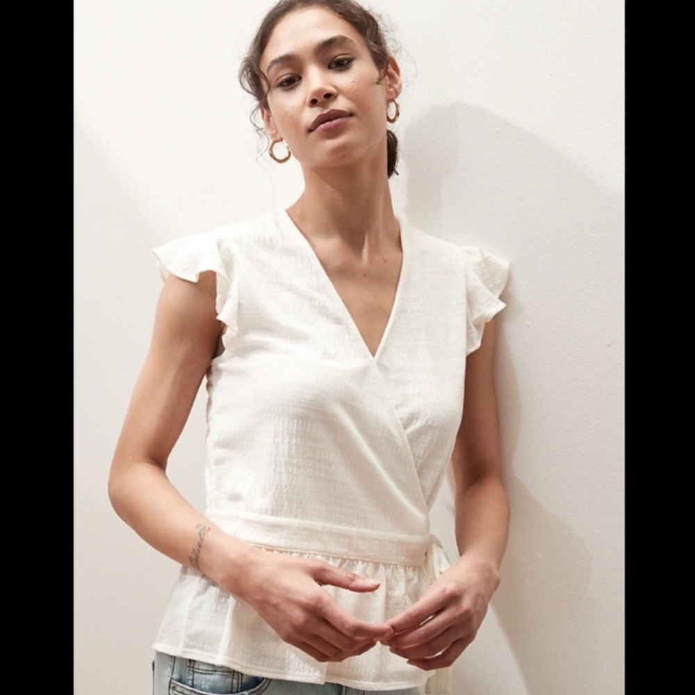 Banana Republic Women’s White Top. New without tags!